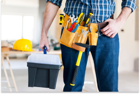 Reparador con caja de herramientas realizando reparaciones locativas - JYA Inmobiliaria en Pasto