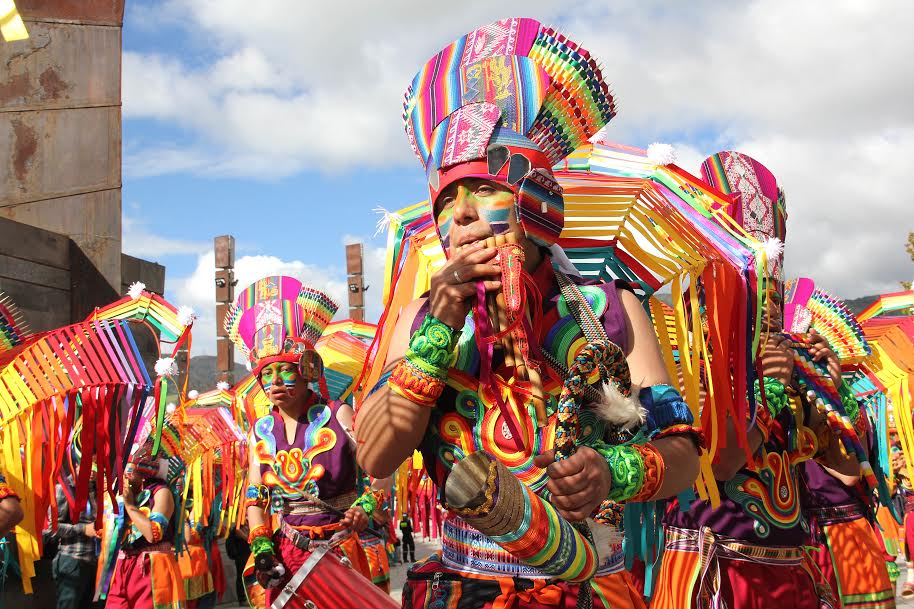 Hombre tocando flauta Carnaval Pasto