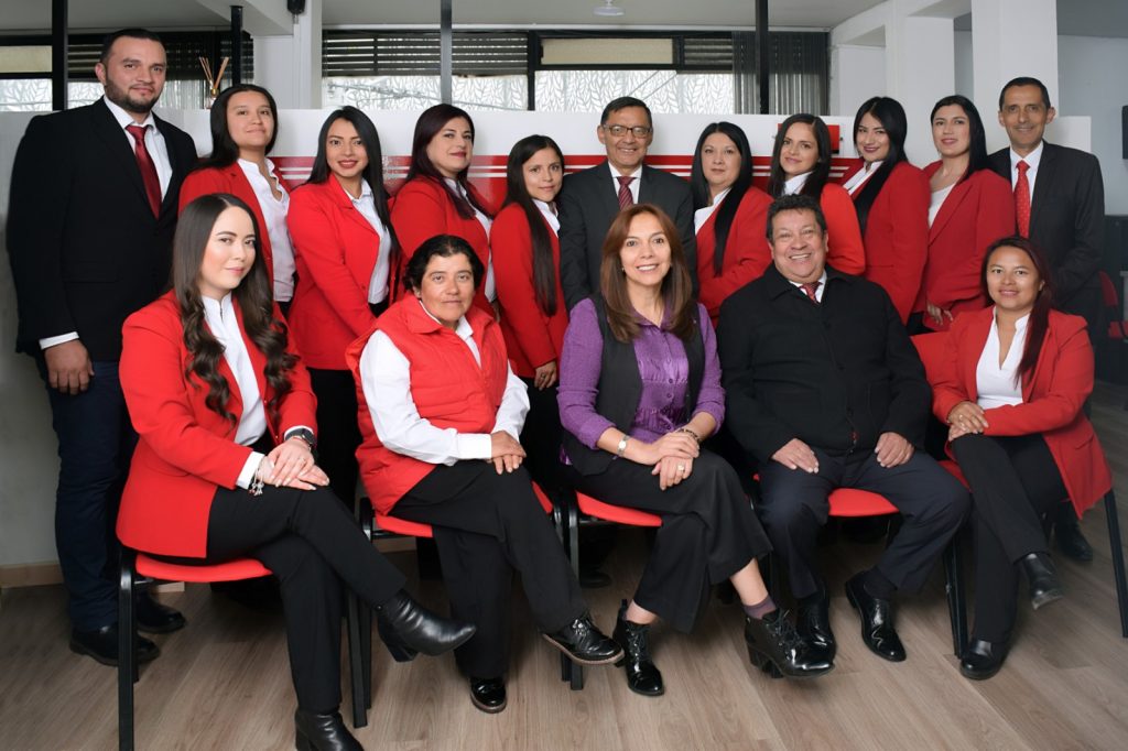 Equipo profesional de JYA Inmobiliaria brindando asesoría personalizada en Pasto