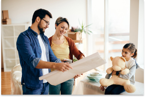 Familia feliz en su nueva casa con su hija y peluche de oso - Quiénes somos JYA Inmobiliaria en Pasto